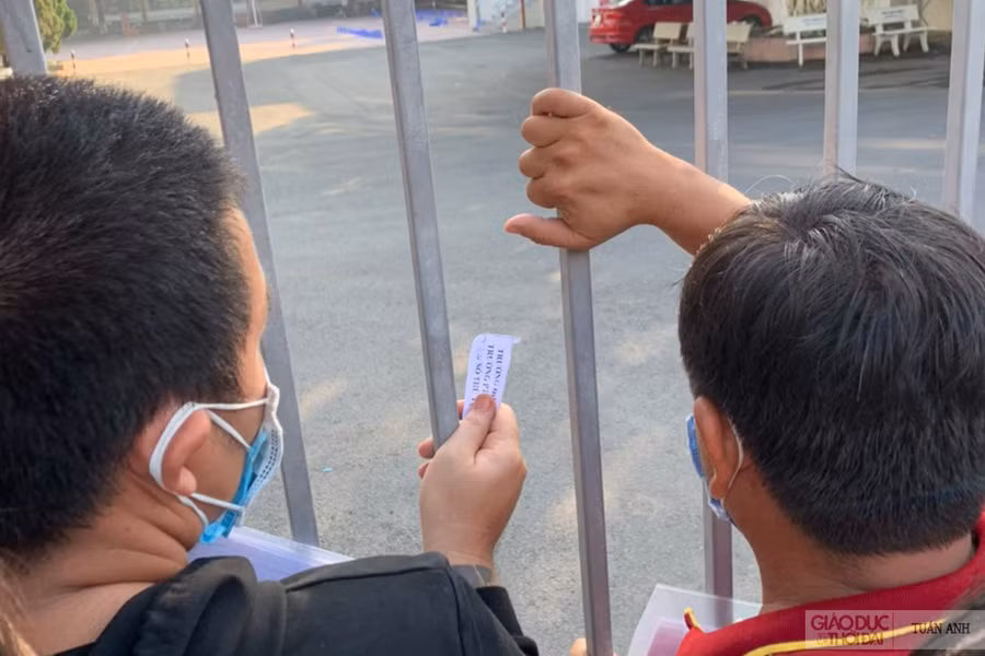 Phu huynh chen nhau để vào theo số thứ tự