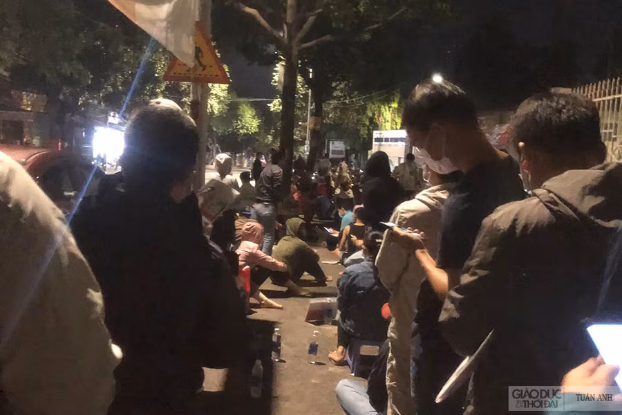 Hình ảnh nhiều phụ huynh tập trung trước cổng trường Thực hành Sư phạm Đồng Nai đêm ngày 30/6 khiến nhiều người lo ngại về an toàn phòng, chống dịch Covid-19.