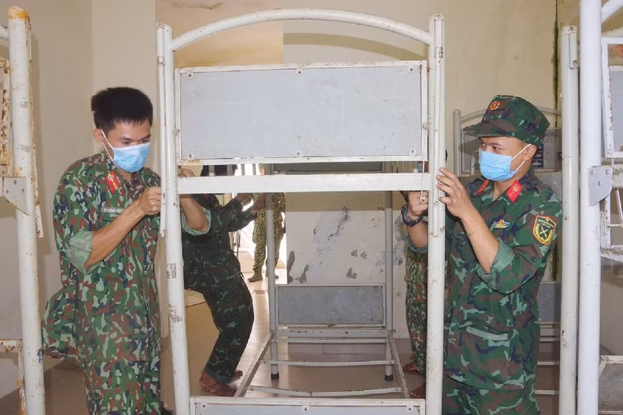 Cán bộ, chiến sĩ Bộ CHQS tỉnh Thừa Thiên Huế tham gia chuẩn bị các khung cách ly y tế trên địa bàn.