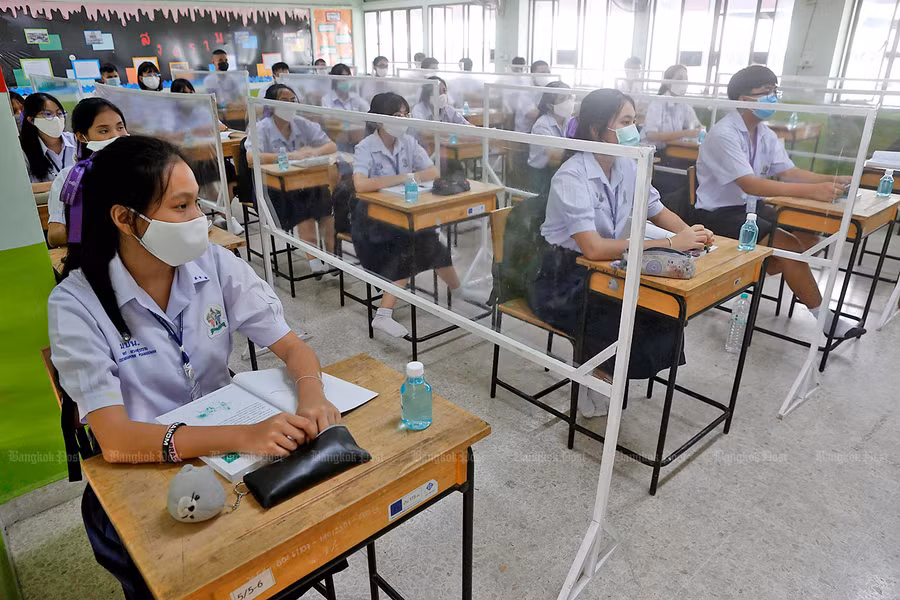 Lớp học tại Thái Lan được trang bị tấm chắn giọt bắn. Ảnh: Bangkok Post.
