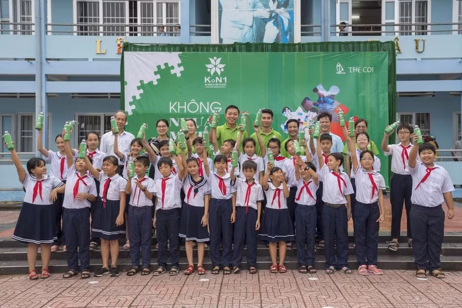 Tại huyện đảo Côn Đảo, tỉnh Bà Rịa - Vũng Tàu, ngày lễ năm nay càng thêm hân hoan vì Trường Tiểu học Cao Văn Ngọc có thêm một điểm trường mới khang trang thềm khai giảng. Cô Phạm Phương Mai, Hiệu trưởng Trường TH Cao Văn Ngọc, chia sẻ: "Để nâng cao chất lượng học tập, năm học 2022-2023, trường đã kịp xây dựng và đưa vào sử dụng thêm một điểm trường tại Khu 3, với quy mô khoảng 400 học sinh. Điểm trường này mang đến niềm vui rất lớn cho phụ huynh và học sinh khi không chỉ giúp học sinh thuận tiện hơn trong việc đi học, mà còn giúp nhà trường đảm bảo sĩ số/lớp nhằm duy trì tốt nhất chất lượng giáo dục". Tại huyện đảo Côn Đảo, tỉnh Bà Rịa - Vũng Tàu, ngày lễ năm nay càng thêm hân hoan vì Trường Tiểu học Cao Văn Ngọc có thêm một điểm trường mới khang trang thềm khai giảng. Cô Phạm Phương Mai, Hiệu trưởng Trường TH Cao Văn Ngọc, chia sẻ: "Để nâng cao chất lượng học tập, năm học 2022-2023, trường đã kịp xây dựng và đưa vào sử dụng thêm một điểm trường tại Khu 3, với quy mô khoảng 400 học sinh. Điểm trường này mang đến niềm vui rất lớn cho phụ huynh và học sinh khi không chỉ giúp học sinh thuận tiện hơn trong việc đi học, mà còn giúp nhà trường đảm bảo sĩ số/lớp nhằm duy trì tốt nhất chất lượng giáo dục".