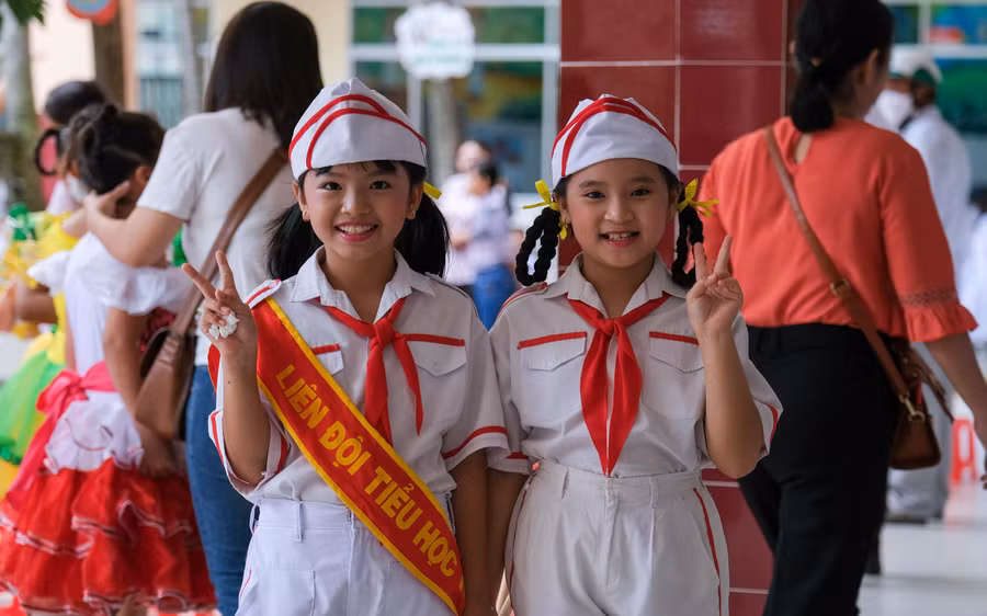 Học sinh Trường Tiểu học Ngô Quyền (Cần Thơ) phấn khởi chào mừng ngày khai giảng năm học mới.