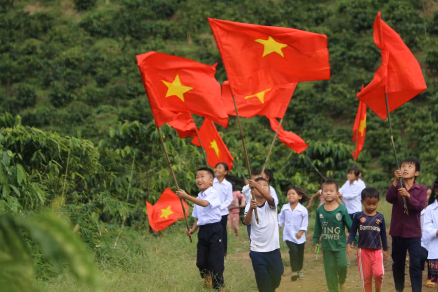 Tại Trường Tiểu học La Văn Cầu, xã Đắk R’Măng, huyện Đắk Glong, Đắk Nông, gần 170 học sinh ở đây đến trường khai giảng bằng “đầu trần, chân đất và quần áo cũ”, nhưng các em vẫn rất vui. “100% học sinh ở điểm trường cụm dân cư số 8 là đồng bào dân tộc Mông. Để có ngày khai giảng đầy đủ học sinh, từ giữa tháng 8/2022. Nhà trường đã phối hợp với các trưởng cụm vận động, thông báo cho phụ huynh đưa con đến trường”, thầy Hà Hữu Phong, hiệu trưởng nhà trường chia sẻ. Tại Trường Tiểu học La Văn Cầu, xã Đắk R’Măng, huyện Đắk Glong, Đắk Nông, gần 170 học sinh ở đây đến trường khai giảng bằng “đầu trần, chân đất và quần áo cũ”, nhưng các em vẫn rất vui. “100% học sinh ở điểm trường cụm dân cư số 8 là đồng bào dân tộc Mông. Để có ngày khai giảng đầy đủ học sinh, từ giữa tháng 8/2022. Nhà trường đã phối hợp với các trưởng cụm vận động, thông báo cho phụ huynh đưa con đến trường”, thầy Hà Hữu Phong, hiệu trưởng nhà trường chia sẻ.