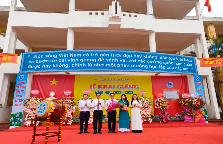 Trường THCS Lê Văn Thiêm luôn nhận được sự quan tâm, đồng hành của ngành Giáo dục Hà Tĩnh.