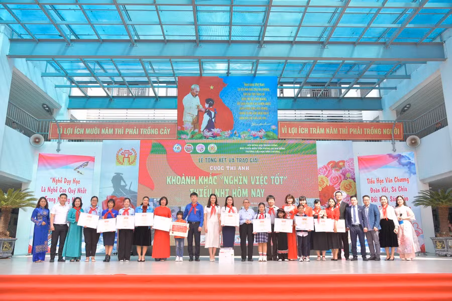 Ban tổ chức trao giải cho các cá nhân, tập thể. Ban tổ chức trao giải cho các cá nhân, tập thể.