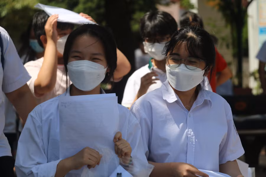 Nhiều thí sinh vui mừng vì đề thi Ngữ văn vừa sức. Nhiều thí sinh vui mừng vì đề thi Ngữ văn vừa sức.