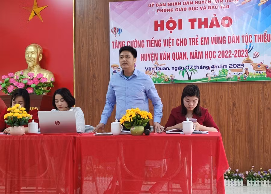 Ông Ngô Văn Hiền (áo xanh, giữa) tham dự hội thảo Tăng cường tiếng Việt cho trẻ em vùng dân tộc thiểu số huyện Văn Quan năm học 2022 - 2023. Ông Ngô Văn Hiền (áo xanh, giữa) tham dự hội thảo Tăng cường tiếng Việt cho trẻ em vùng dân tộc thiểu số huyện Văn Quan năm học 2022 - 2023.
