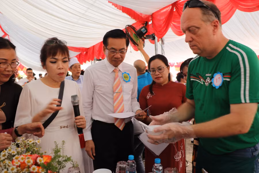 Người nước ngoài thích thú khi tham gia hội thi nấu ăn.