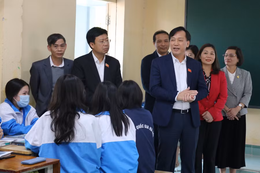 Đoàn giám sát thăm lớp học tại Trường THPT Chuyên Hưng Yên.