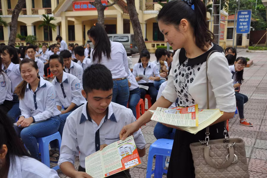 Trường học tuyên truyền cho học sinh về tác hại của thuốc lá. Ảnh Internet.