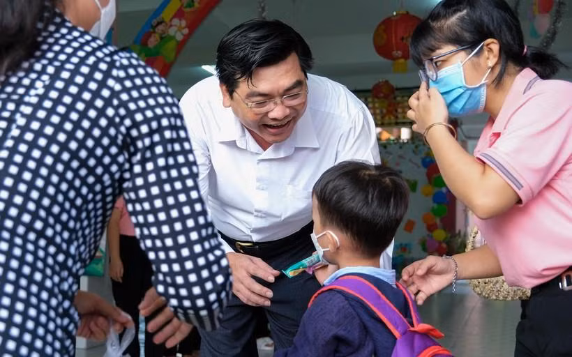 Cũng trong sáng nay, ông Trần Thanh Bình - Giám đốc Sở GD&ĐT TP Cần Thơ cùng các lãnh đạo phòng chuyên môn Sở, phòng GD&ĐT quận đã có mặt tại Trường mầm non 2 tháng 9, quận Ninh Kiều, để cùng Ban giám hiệu đón trẻ trong ngày đầu tựu trường. Năm học 2022-2023, Trường mầm non 2/9 có 487 trẻ từ 6 tháng đến 5 tuổi, với 14 nhóm lớp. Để chuẩn bị đón trẻ tựu trường, nhà trường đã cải tạo sửa chữa cơ sở vật chất trường lớp; Tổ chức phun thuốc xịt muỗi, kháng khuẩn... tăng cường chống dịch, sốt xuất huyết tại trường. Cũng trong sáng nay, ông Trần Thanh Bình - Giám đốc Sở GD&ĐT TP Cần Thơ cùng các lãnh đạo phòng chuyên môn Sở, phòng GD&ĐT quận đã có mặt tại Trường mầm non 2 tháng 9, quận Ninh Kiều, để cùng Ban giám hiệu đón trẻ trong ngày đầu tựu trường. Năm học 2022-2023, Trường mầm non 2/9 có 487 trẻ từ 6 tháng đến 5 tuổi, với 14 nhóm lớp. Để chuẩn bị đón trẻ tựu trường, nhà trường đã cải tạo sửa chữa cơ sở vật chất trường lớp; Tổ chức phun thuốc xịt muỗi, kháng khuẩn... tăng cường chống dịch, sốt xuất huyết tại trường.