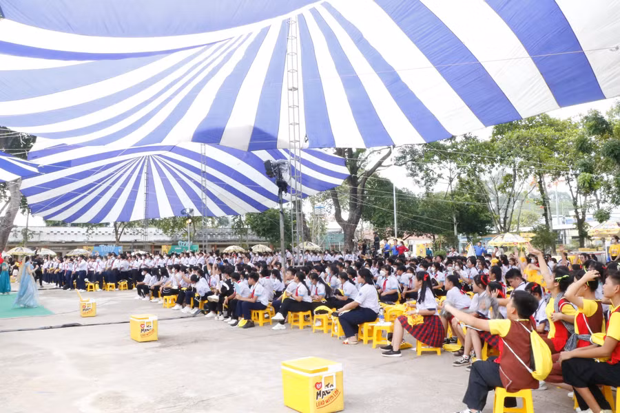 Rất đông học sinh THCS tại Bình Dương đến tham dự chương trình. Rất đông học sinh THCS tại Bình Dương đến tham dự chương trình.