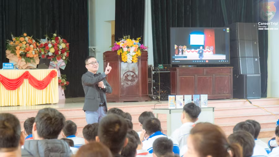 Diễn giả cung cấp thông tin, kiến thức cho các bạn đoàn viên thanh niên. Ảnh: NVCC.