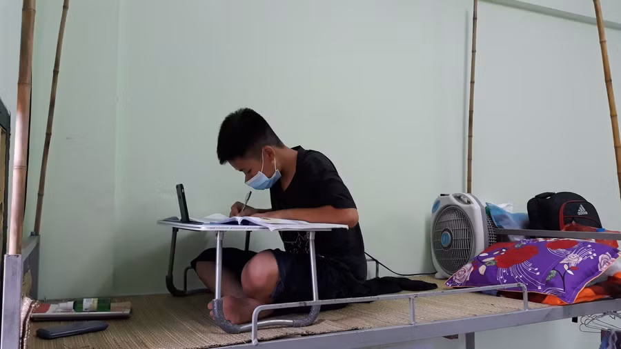 Học sinh Trường THCS Tân Châu học trực tuyến trong khu cách ly vào tháng 5/2021. Ảnh: NVCC