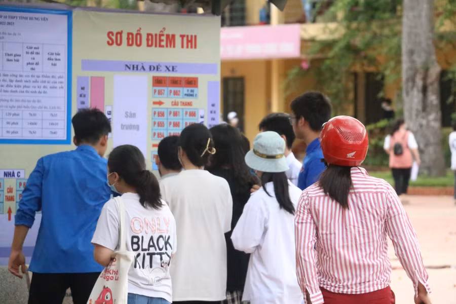 Phụ huynh và thí sinh xem sơ đồ vị trí phòng thi. Ảnh: Phạm Khánh.