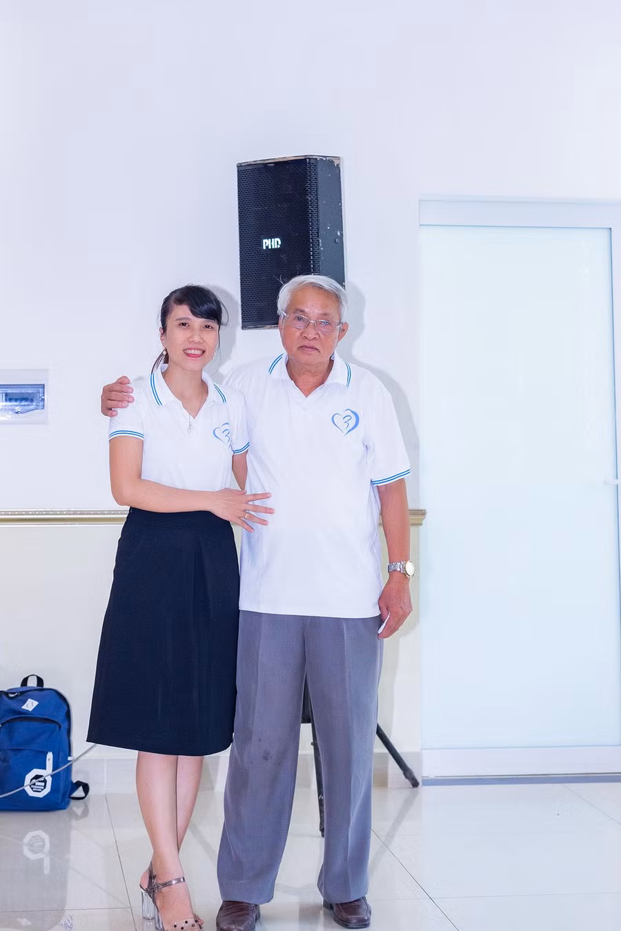 Cô Liên cùng thầy giáo chủ nhiệm cấp 3, thầy Hoàng Đức Vinh (phải). Ảnh: NVCC. Cô Liên cùng thầy giáo chủ nhiệm cấp 3, thầy Hoàng Đức Vinh (phải). Ảnh: NVCC.