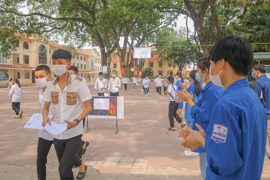Thí sinh hân hoan trong sự động viên đến từ tình nguyện viên Điểm thi.