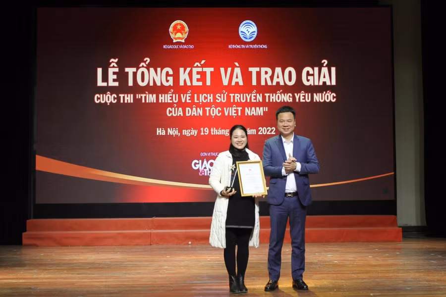 Nhà báo Triệu Ngọc Lâm, Tổng Biên tập báo Giáo dục và Thời đại trao giải cho tác giả đạt giải Nhất, giáo viên Nguyễn Thị Sang.