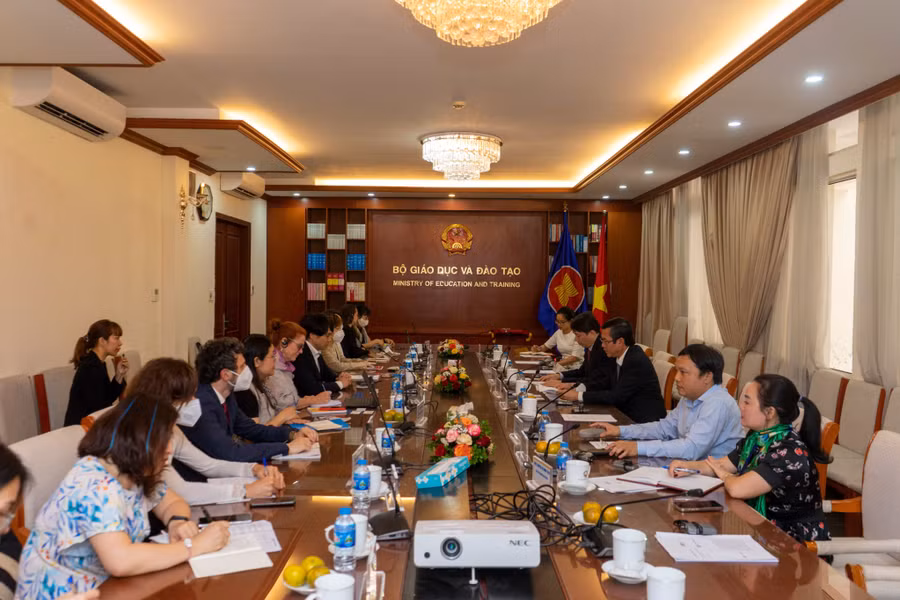 Quang cảnh buổi làm việc. Quang cảnh buổi làm việc.
