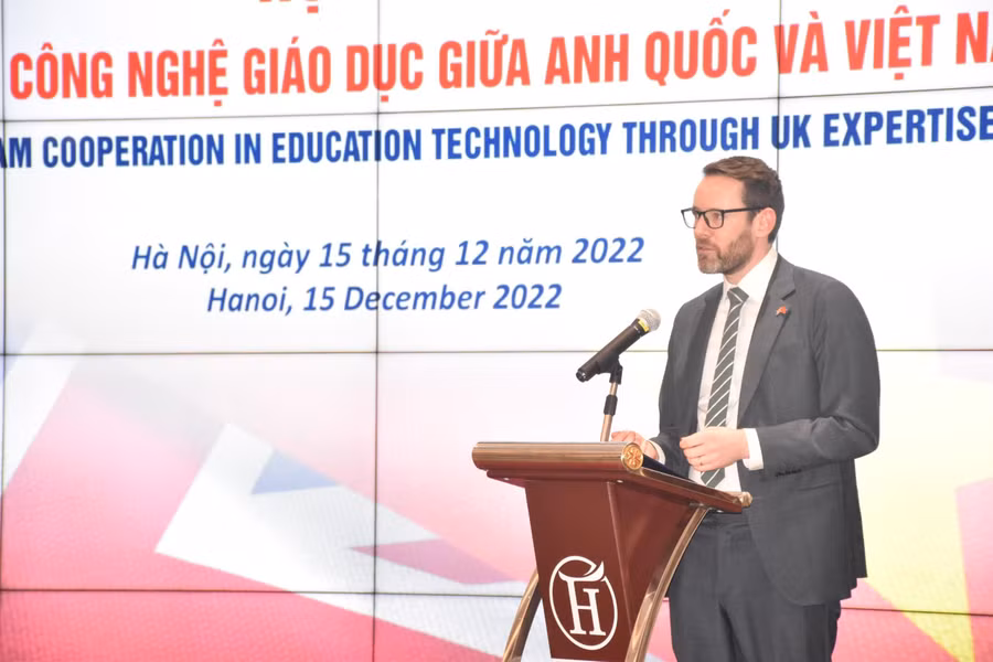 Ông Iain Flew, Đại sứ Vương quốc Anh tại Việt Nam, phát biểu tại hội thảo.
