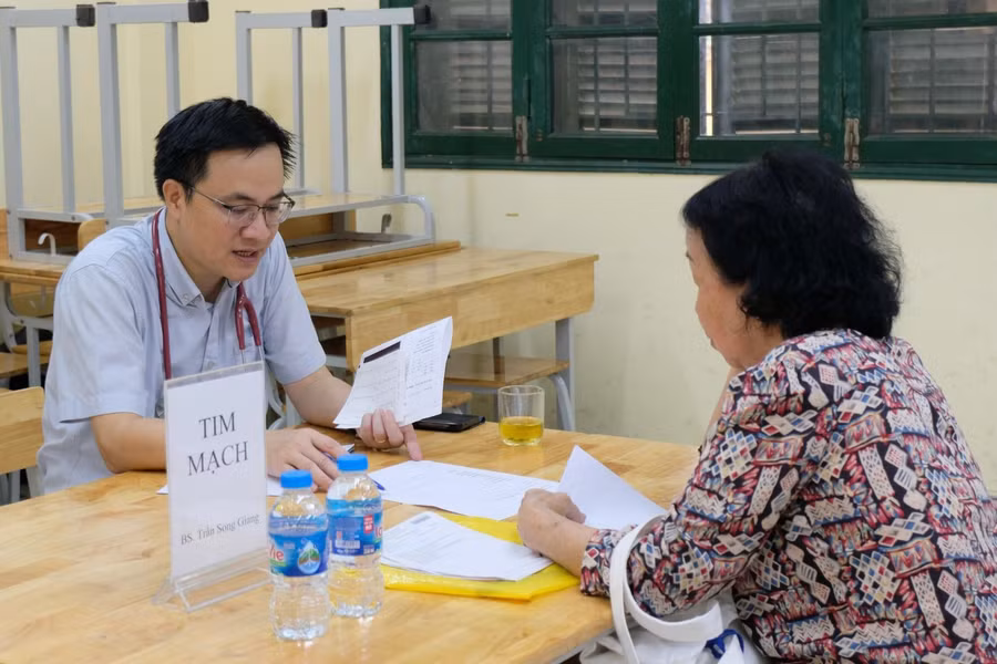 TS. BS Trần Song Giang tư vấn, khám bệnh cho cựu giáo viên nhà trường.