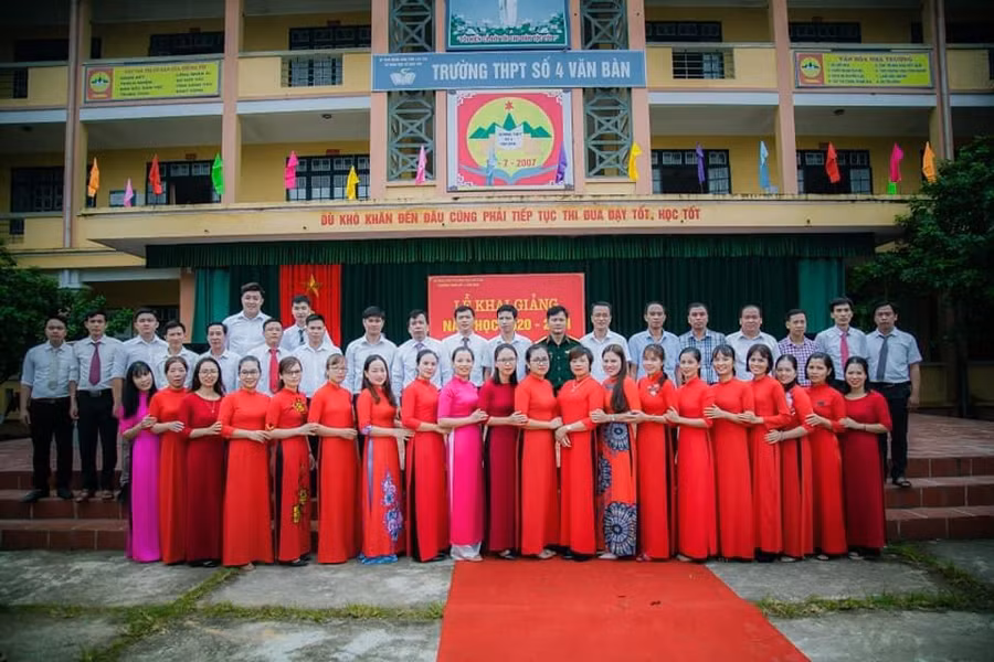Tập thể giáo viên trường luôn nỗ lực không ngừng nghỉ vì học sinh thân yêu.