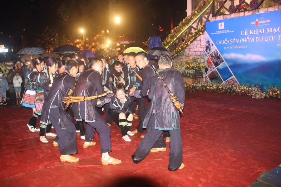 Sa Pa: Rộn ràng Lễ hội trong tiết trời mưa rét