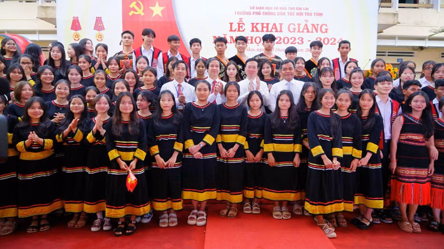 Thầy và trò Trường PTDTNT tỉnh Gia Lai chụp ảnh lưu niệm cùng Chủ tịch nước, Bộ trưởng Bộ GD&Đ Thầy và trò Trường PTDTNT tỉnh Gia Lai chụp ảnh lưu niệm cùng Chủ tịch nước, Bộ trưởng Bộ GD&Đ