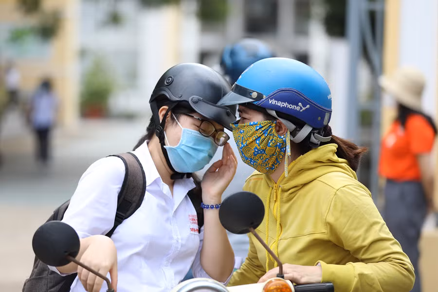 Mẹ động viên con gái trước khi vào điểm thi - Trường THPT chuyên Lương Thế Vinh (TP Biên Hòa, tỉnh Đồng Nai).