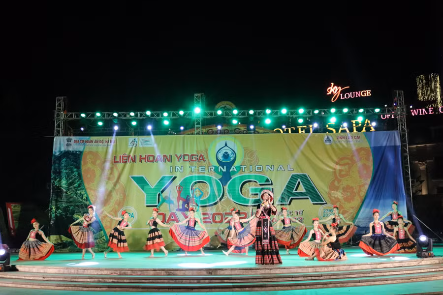 Một tiết mục của ca sĩ và diễn viên Đoàn nghệ thuật dân tộc tỉnh Lào Cai biểu diễn - Ảnh P.Đ Một tiết mục của ca sĩ và diễn viên Đoàn nghệ thuật dân tộc tỉnh Lào Cai biểu diễn - Ảnh P.Đ