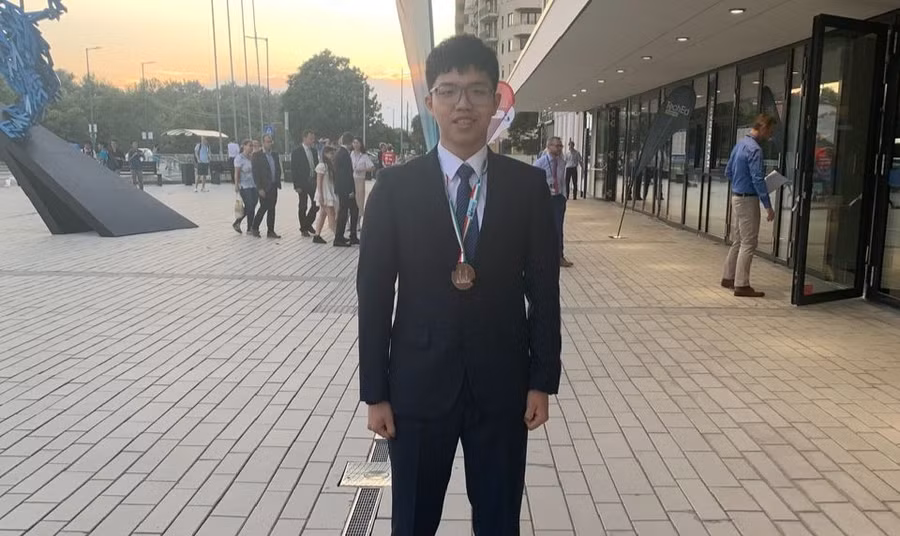 Nguyễn Quang Minh tham dự kỳ thi Olympic Tin học Quốc tế 2023 tại Hungary. Ảnh: NVCC. Nguyễn Quang Minh tham dự kỳ thi Olympic Tin học Quốc tế 2023 tại Hungary. Ảnh: NVCC.