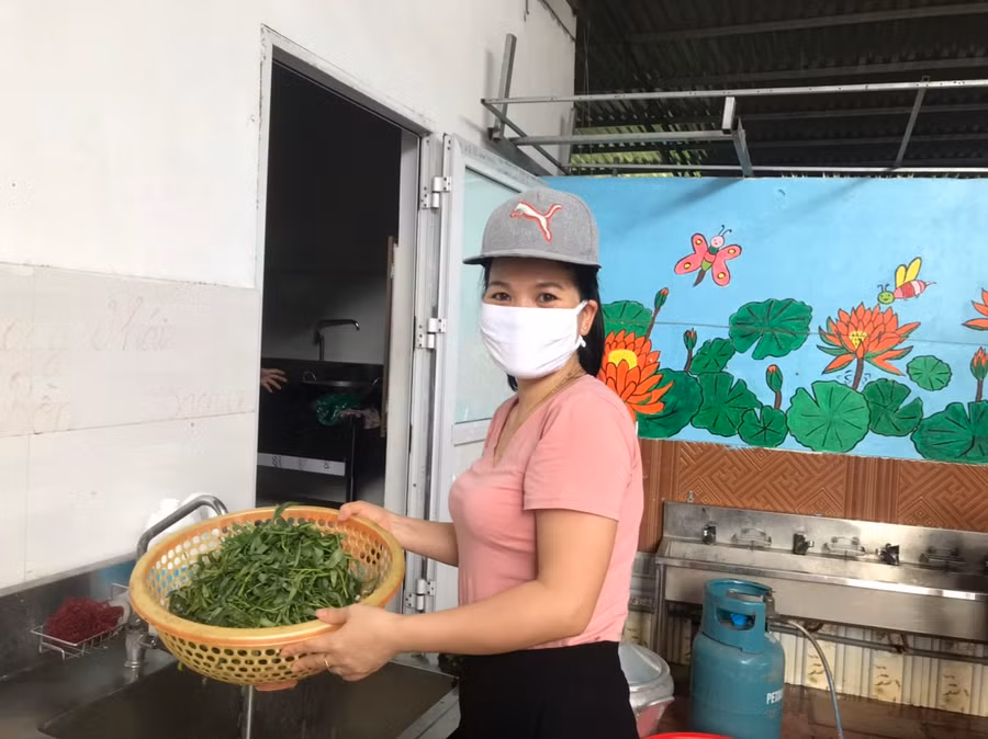 Giáo viên Trường Mầm non Đồng Tiến hỗ trợ nấu ăn khu trực chốt phòng dịch.