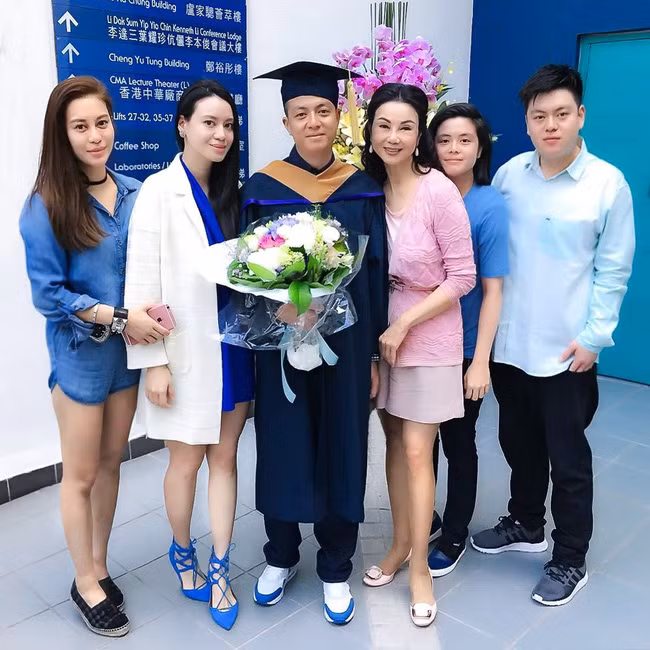 Ở tuổi 63, Tạ Linh Linh không tái hôn mà sống hạnh phúc bên các con.