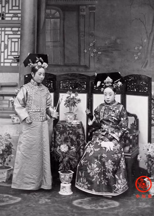 Loạt ảnh cuộc sống của những phụ nữ quyền quý thời nhà Thanh: Người xúm xính quần áo đi chụp hình, kẻ họp mặt tán gẫu cùng hội chị em - Ảnh 9. Loạt ảnh cuộc sống của những phụ nữ quyền quý thời nhà Thanh: Người xúm xính quần áo đi chụp hình, kẻ họp mặt tán gẫu cùng hội chị em - Ảnh 9.