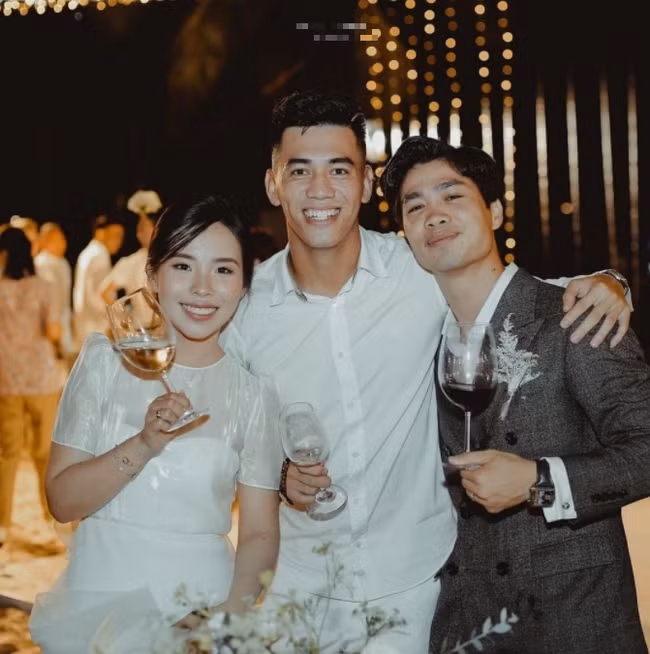 Dàn cầu thủ lần lượt đăng ảnh chính thức trong đám cưới Công Phượng, đáng chú ý Đức Huy còn tiết lộ cả tiền mừng cưới - Ảnh 2. Dàn cầu thủ lần lượt đăng ảnh chính thức trong đám cưới Công Phượng, đáng chú ý Đức Huy còn tiết lộ cả tiền mừng cưới - Ảnh 2.