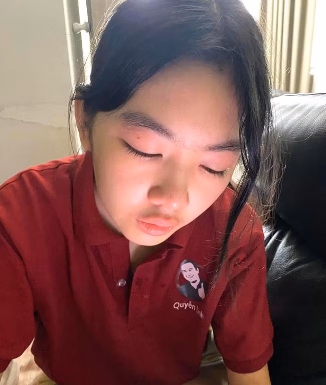 Kèm với bức tâm thư, bà xã Quyền Linh cũng đăng tải bức hình bé Lọ Lem khóc sưng cả mắt trong quá trình viết bức thư gửi tặng cha.
