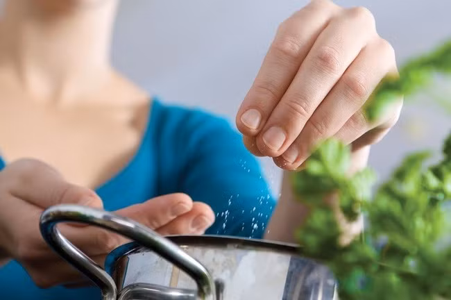 Về ra mắt, chàng trai trổ tài nấu ăn ai ngờ bị cả nhà người yêu bắt chia tay ảnh 1