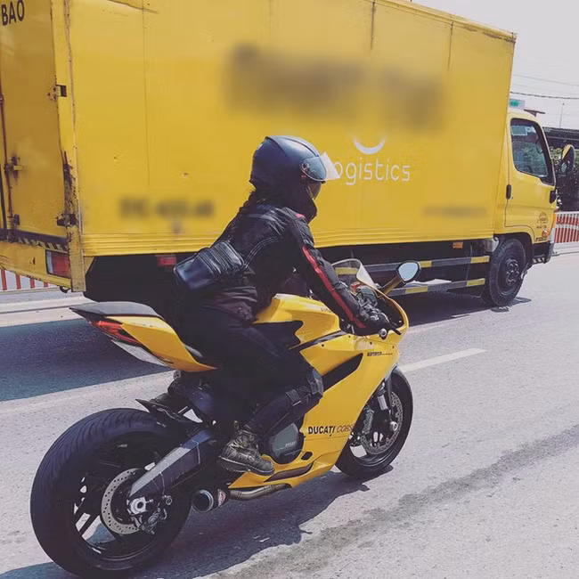 Chàng trai chạy 100km theo cô gái xinh đẹp đi xe phân khối lớn, nhưng khi thấy cô cởi mũ bảo hiểm liền suýt ngất vì "chân tướng" thật sự - Ảnh 5.