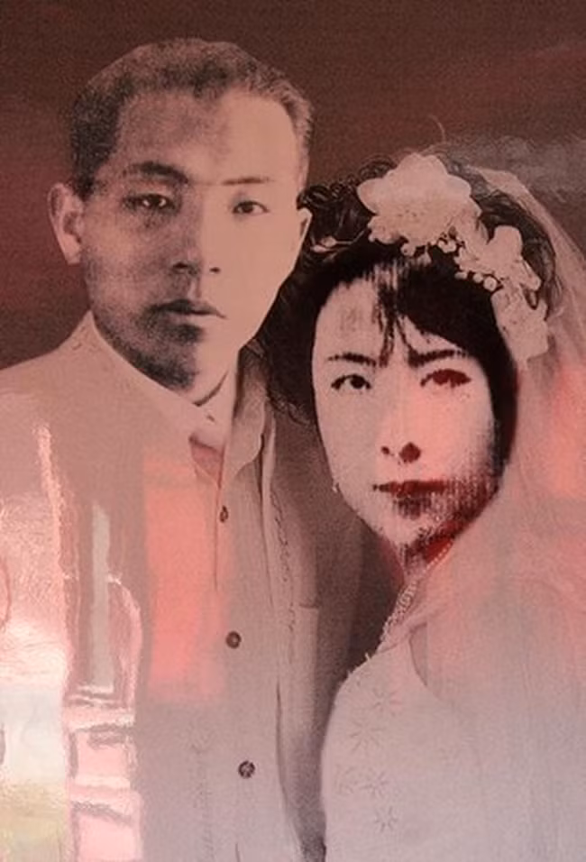 7 chữ đặc biệt khiến vợ đồng ý kí vào đơn ly hôn, sau 50 năm xa cách, chồng nhìn thấy nội dung ghi trên bia mộ người cũ thì hoàn toàn suy sụp, bật khóc - Ảnh 2.