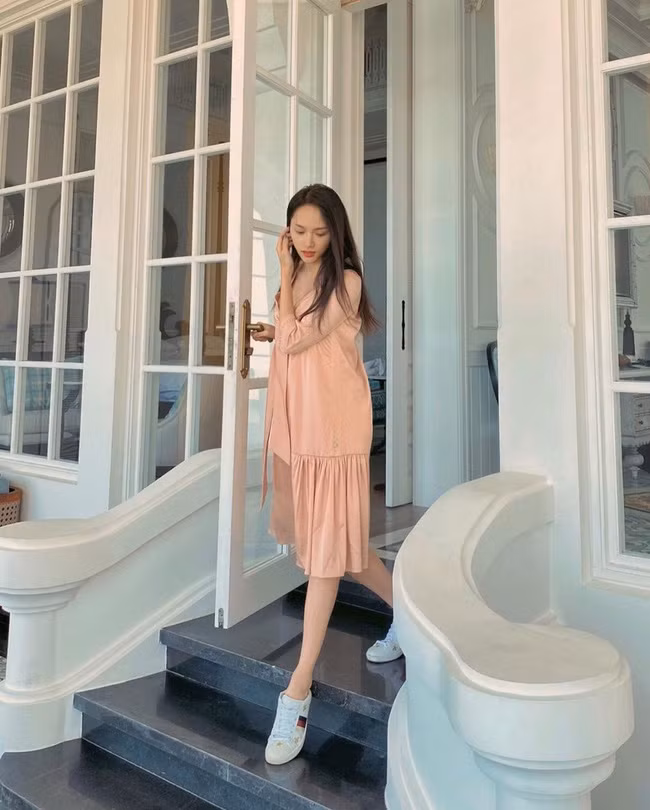 Chỉ đơn giản là diện váy babydoll mix với sneaker trắng, chị em đã có được set đồ ngọt ngào, thoải mái và rất ăn ảnh.