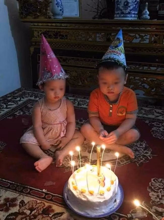 Chú tốt bụng làm bánh sinh nhật tặng cháu nhưng lại có gì đó "sai sai" khiến 2 đứa trẻ không nặn nổi nụ cười, mặt căng thẳng khi thổi nến! - Ảnh 1.