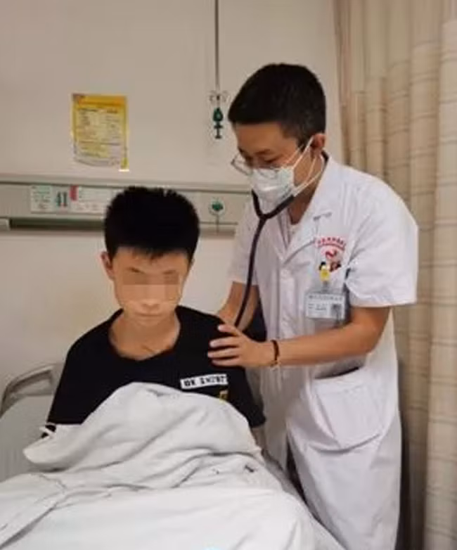 Bé trai 12 tuổi mắc bệnh ung thư phổi giai đoạn cuối, nguyên nhân là do những thói quen xấu hiện nay nhiều trẻ mắc - Ảnh 2.