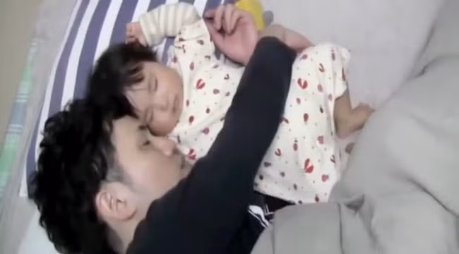 Mẹ nhờ con gái nhỏ gọi bố dậy ăn sáng, đến khi mở cửa phòng và nhìn kết quả mà cô lập tức "câm nín" - Ảnh 3.
