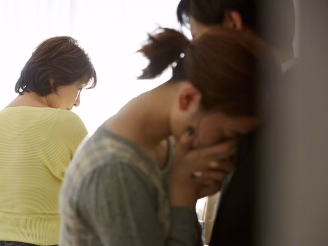 Bố "đẹp trai" thấy con gái càng lớn càng xấu liền làm xét nghiệm ADN, kết quả khiến ông ngã gục, vừa thương vợ vừa đau xót cho con - Ảnh 1.