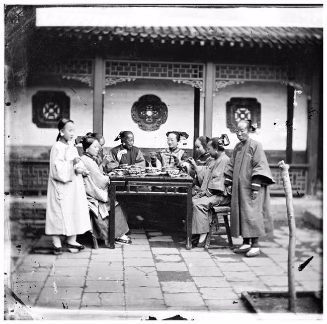 Loạt ảnh cuộc sống của những phụ nữ quyền quý thời nhà Thanh: Người xúm xính quần áo đi chụp hình, kẻ họp mặt tán gẫu cùng hội chị em - Ảnh 3. Loạt ảnh cuộc sống của những phụ nữ quyền quý thời nhà Thanh: Người xúm xính quần áo đi chụp hình, kẻ họp mặt tán gẫu cùng hội chị em - Ảnh 3.