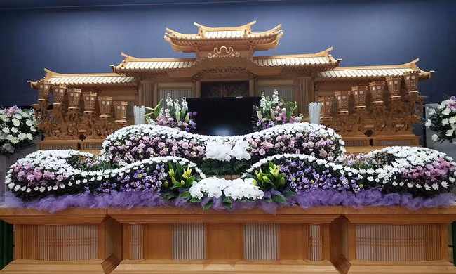 Người Nhật tiễn người đã khuất bằng hoa tươi theo cách cực kỳ lộng lẫy, công ty hoa tang lễ thu hơn nghìn tỷ mỗi năm - Ảnh 9. Người Nhật tiễn người đã khuất bằng hoa tươi theo cách cực kỳ lộng lẫy, công ty hoa tang lễ thu hơn nghìn tỷ mỗi năm - Ảnh 9.