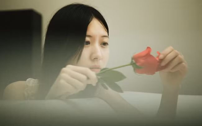 Vừa chấp nhận lời cầu hôn được một tuần, tôi “méo mặt” vì lời van xin của bạn trai ảnh 1