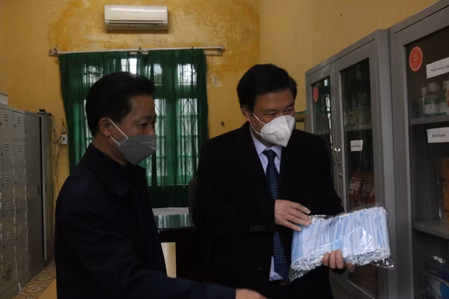 Thứ trưởng Nguyễn Hữu Độ kiểm tra phòng y tế tại Trường THCS Lê Lợi.