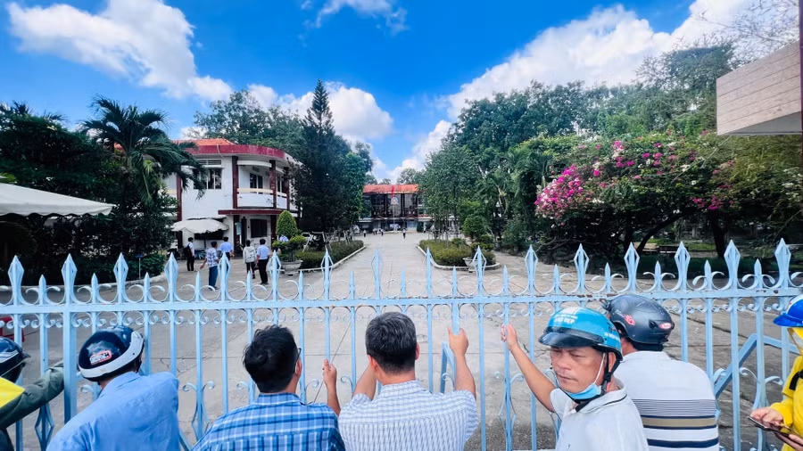 Rất đông phụ huynh có mặt từ sớm để chờ con mình. Rất đông phụ huynh có mặt từ sớm để chờ con mình.
