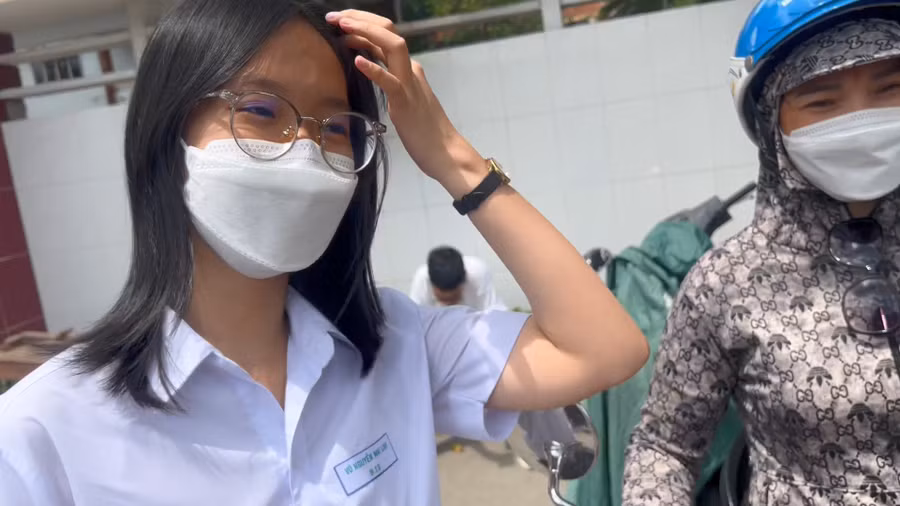 Em Vũ Nguyễn Mai Linh cho biết đã hoàn thành hết bài thi nhưng chưa được tuyệt đối. Em Vũ Nguyễn Mai Linh cho biết đã hoàn thành hết bài thi nhưng chưa được tuyệt đối.